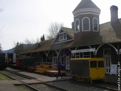 l'ancienne gare avec son "cimetière" de locomotives