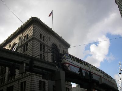 monorail construit en 1962 pour l expo qui permet de rallier le centre