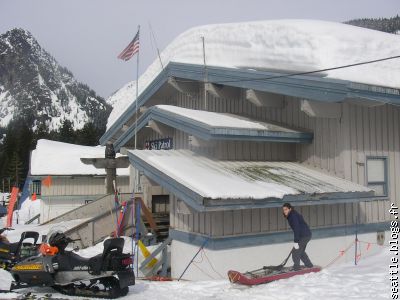 carole au poste des secouristes sur sa planche des neiges